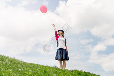快乐的女孩拿着空气球图片