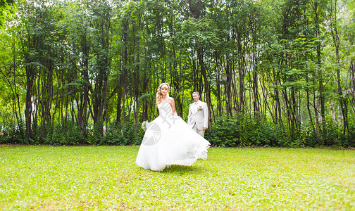 年轻结婚夫妇在夏天公园里享受浪漫图片