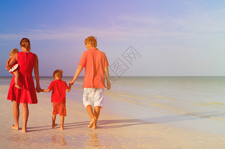 有两个孩子在沙滩散图片