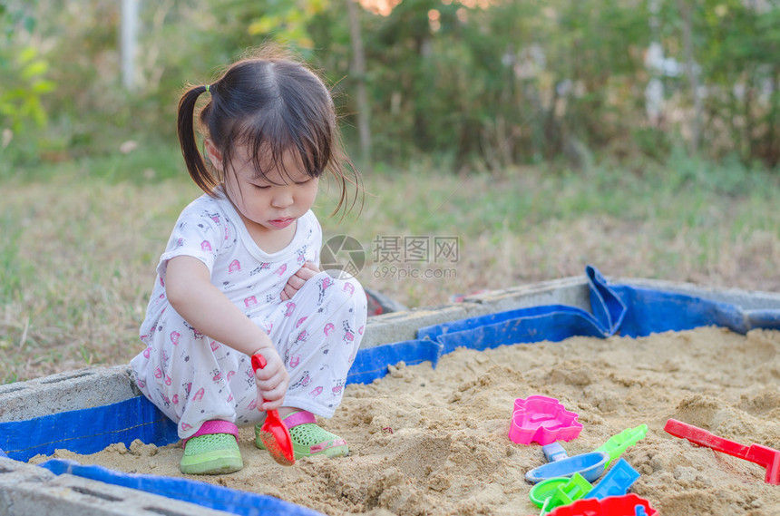 在沙盒中玩耍的亚洲小女孩图片