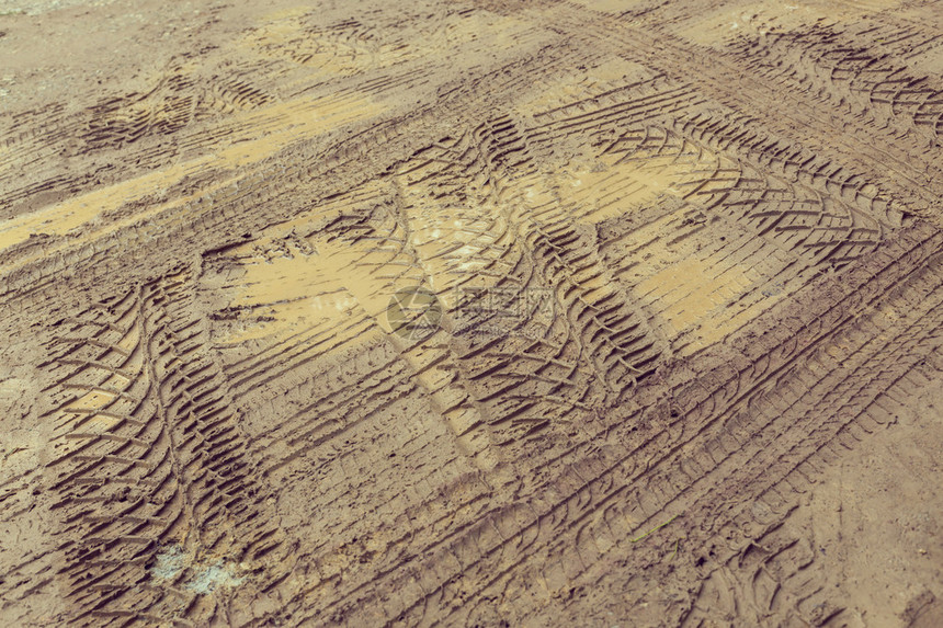 泥泞的土壤上的车轮痕迹图片