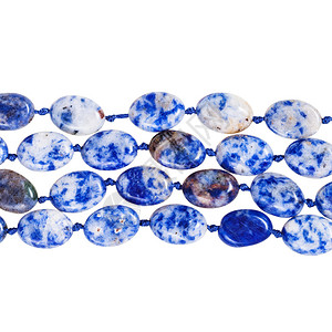 四串珠子从蓝色拉祖利宝石上分离成白色背背景图片