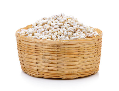 白色背景篮子里的大麦谷物背景图片