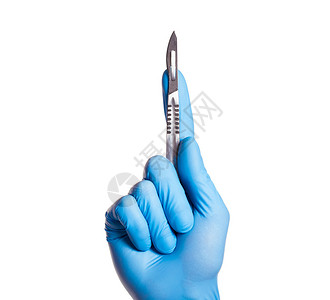 手持白皮被隔离的手术刀的蓝色医疗手套图片
