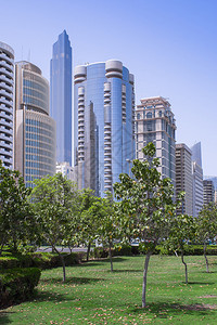 东方城市的现代摩天大楼图片