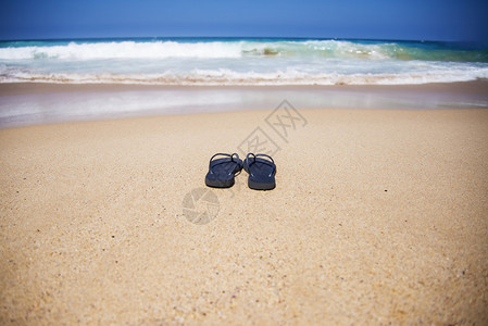 沙滩上夏季拖鞋的景色图片