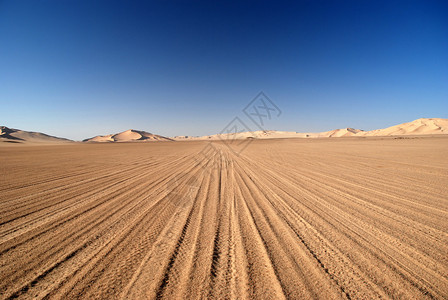 沙丘漠中的道路图片
