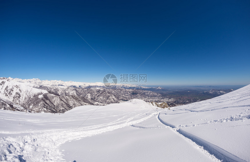 雪坡上的骑车滑雪脚印图片