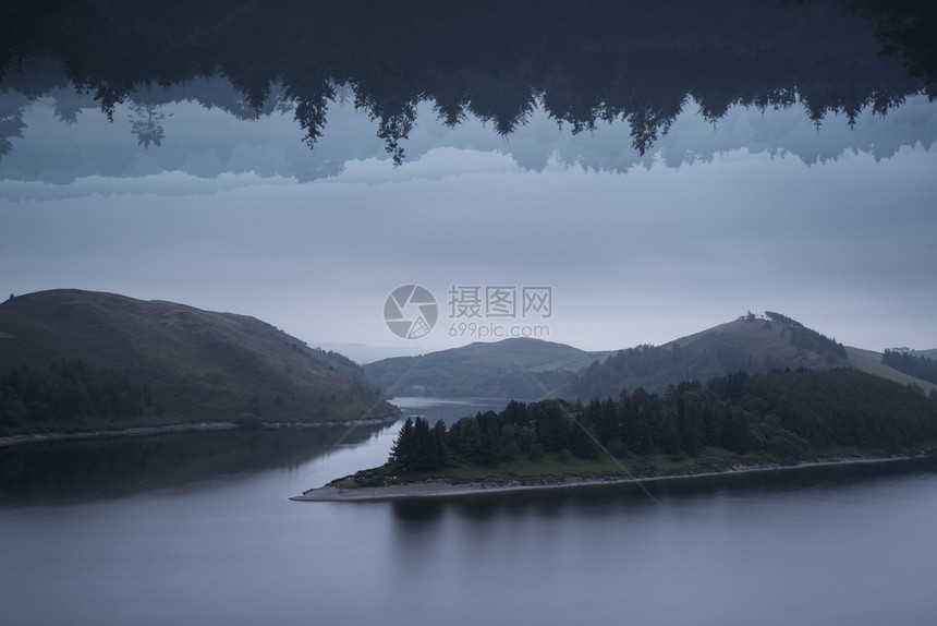 垂直触动湖与森林对立的不可能存在的抽象概念景观图景像图片