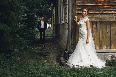 华丽优雅的豪华新娘和时尚的新郎在令人惊叹图片
