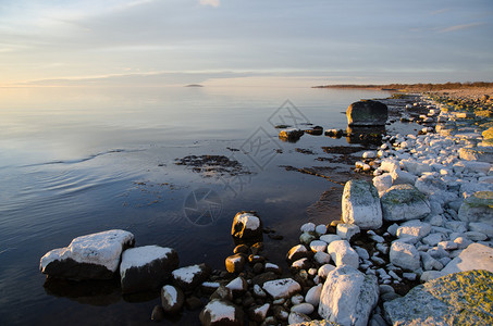 波罗的海瑞典奥兰岛的海岸景观色彩对比鲜图片