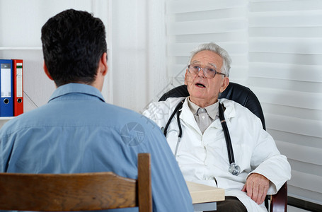 男病人在办公室咨询老医生图片