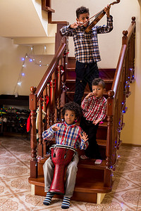非洲儿童演奏三种乐器三个孩子演奏圣诞音乐圣诞音乐之旅图片