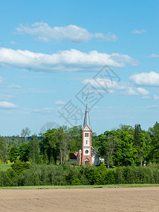 小村庄夏日的乡村教堂图片