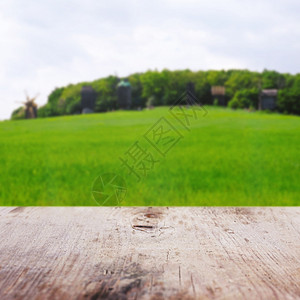 模糊的自然背景上的木桌图片