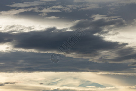 充满云彩抽象多云背景图片