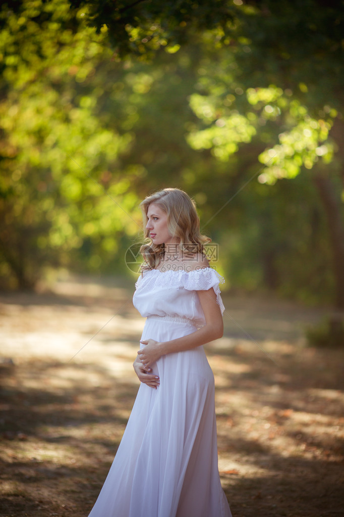 白长裙绿园美女孕妇图片