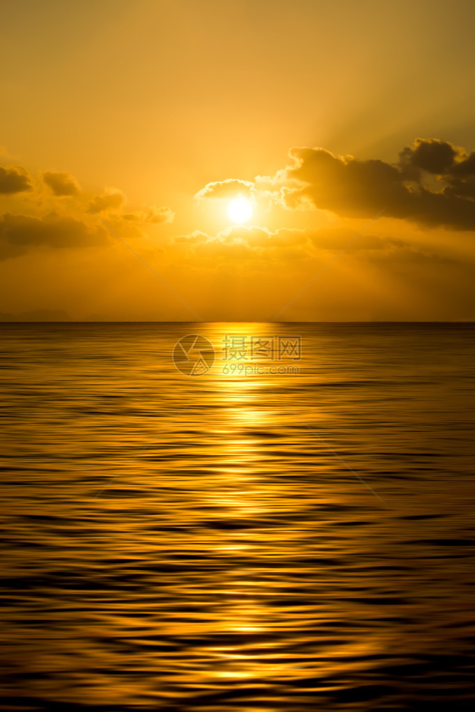 泰国南部湖面的日落天空图片