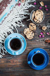 咖啡咖啡豆和饼干果酱在木制桌图片