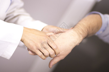 创伤科和骨科外医生在医院诊所为手指手臂和手腕提供医生和患者骨科图片