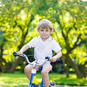 学龄前孩子小孩骑的自行车在夏天图片