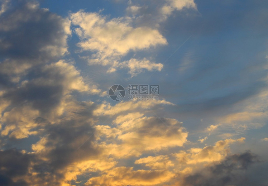 日出天空中的云彩图片