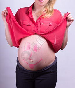 在孕妇肚子上画着快图片