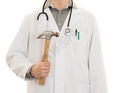 疯狂的医生手里握着一把大锤子图片