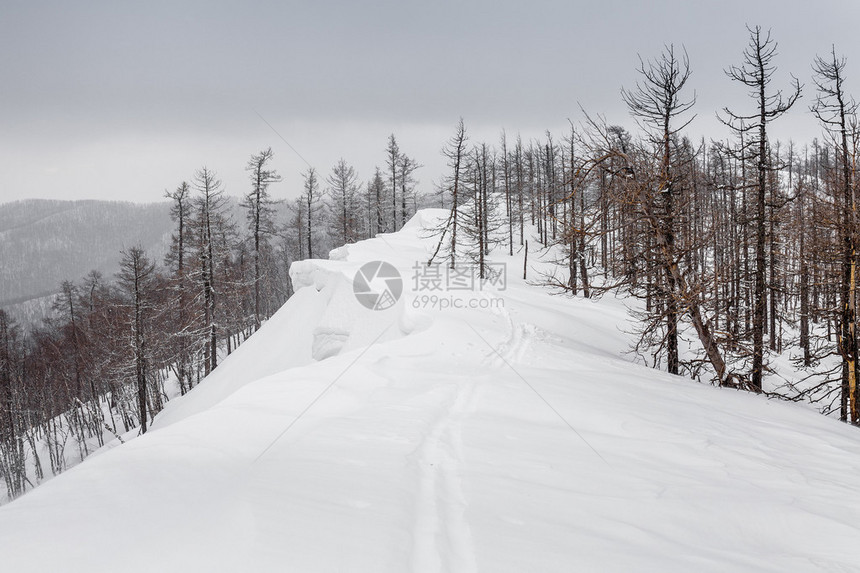 冬季山区风景和滑雪图片