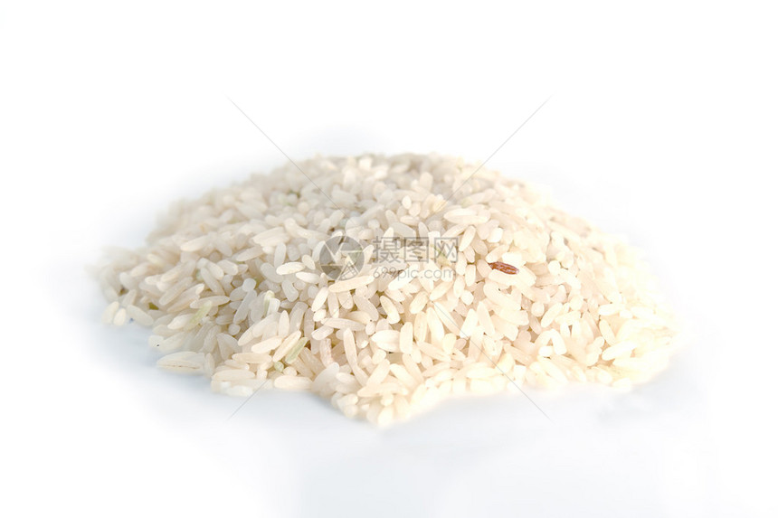 白色背景下的天然大米堆图片