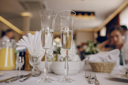婚礼桌设置白盘和叉子眼镜图片