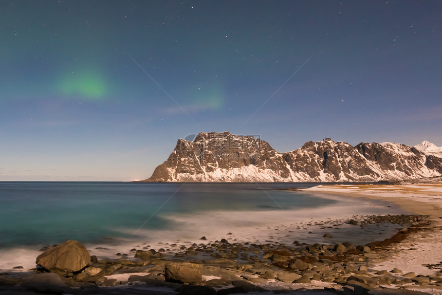 冬季挪威洛福顿群岛乌塔克列夫海图片