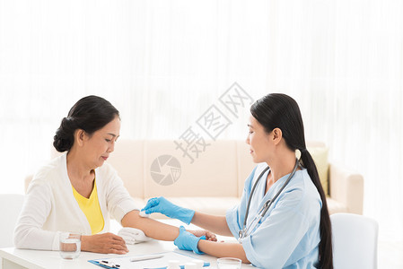 在医院注射疫苗的越南高图片