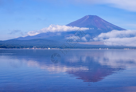 夏季的富士山和中湖图片