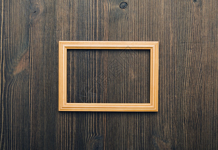 旧木墙上的木制相框背景图片