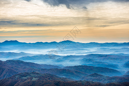 美丽的蓝色山脉和丘陵日落时的风景图片