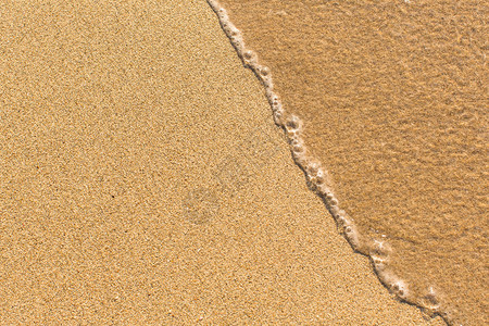 沙滩质地带有轻微的波浪图片