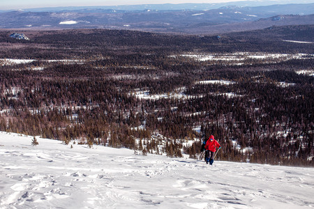 雪覆盖了冬季山地景观有远足者松图片