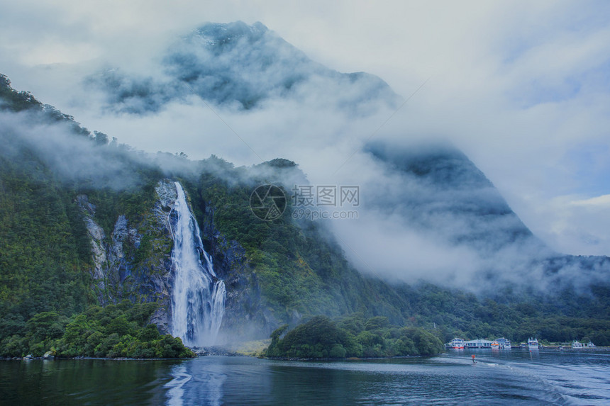 水落在米尔福德峡湾峡湾公园的重要旅游目的地图片