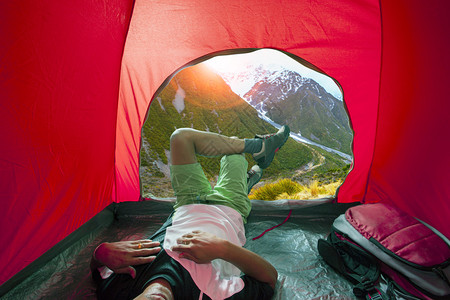 露营男子躺在户外露营帐篷中有着美图片