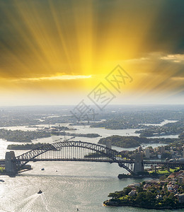 悉尼港桥在美丽的一天从直升图片