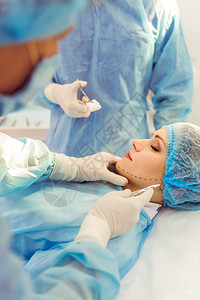 外科医生正在现代手术室用医疗器械进行整形手术图片