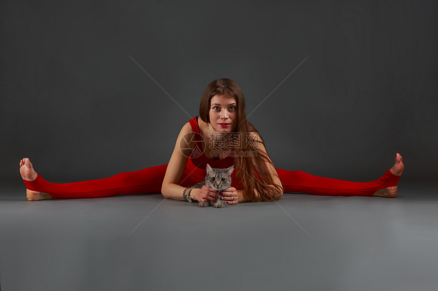 穿红色连身衣的美女做瑜伽图片