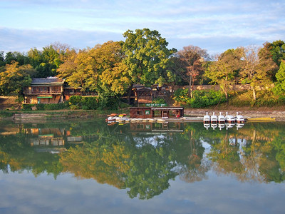 Asahi河边的Pedalduckboats和餐馆图片