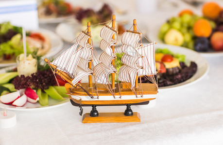 桌子上的古董模型帆船图片