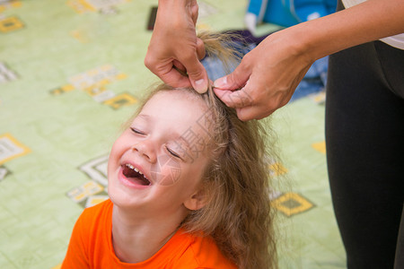 一个四岁的女孩在做头发时图片
