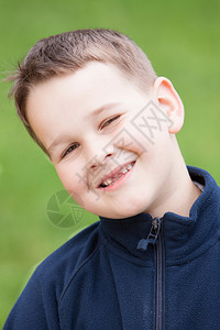 前乳牙撕裂的小男孩图片