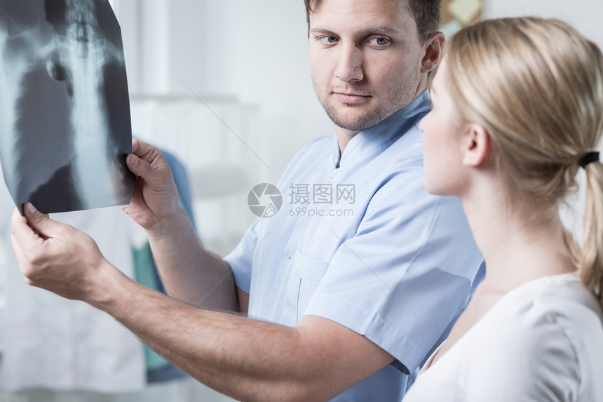 看胸部X光片的医生和病人图片