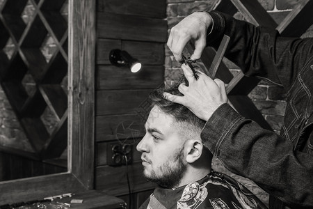 客户理发店理发师为客户做头发美容图片