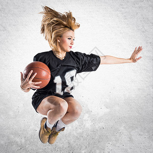 跳跃和打篮球的女人图片